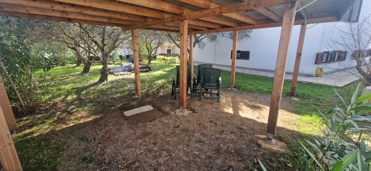 Turanj, visoka pritlična hiša (250 m2) z veliko vrtno površino, 150 metrov do plaže