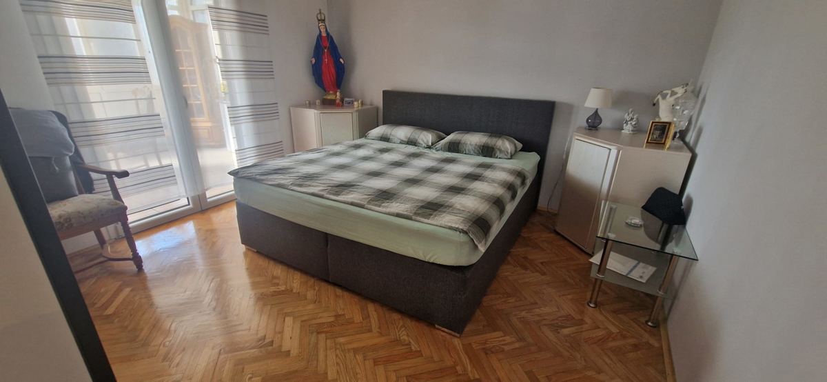 Turanj, visoka pritlična hiša (250 m2) z veliko vrtno površino, 150 metrov do plaže