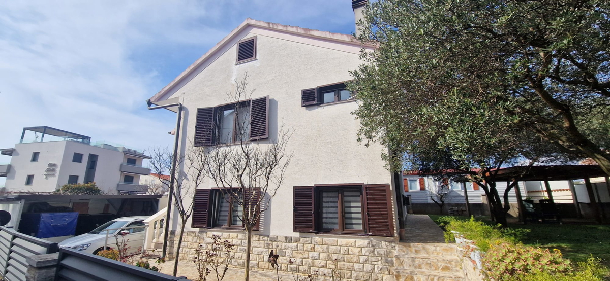 Turanj, visoka pritlična hiša (250 m2) z veliko vrtno površino, 150 metrov do plaže