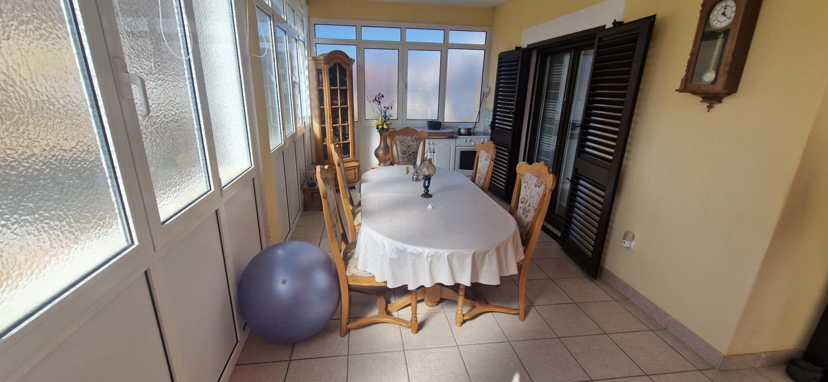 Turanj, visoka pritlična hiša (250 m2) z veliko vrtno površino, 150 metrov do plaže