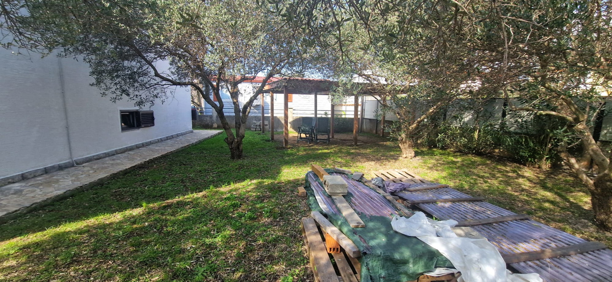 Turanj, visoka pritlična hiša (250 m2) z veliko vrtno površino, 150 metrov do plaže