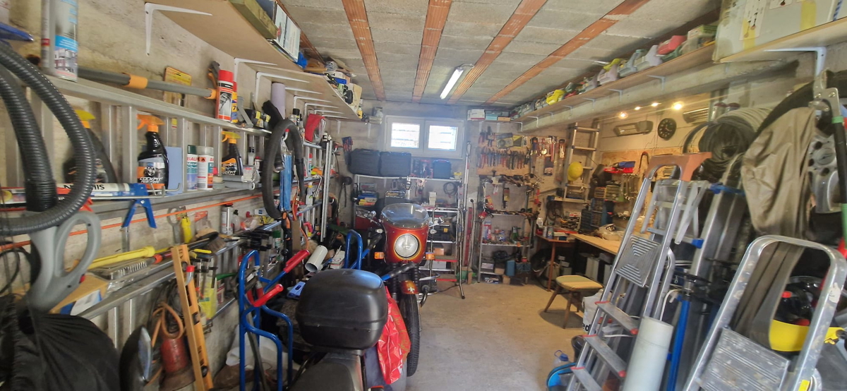 Turanj, visoka pritlična hiša (250 m2) z veliko vrtno površino, 150 metrov do plaže