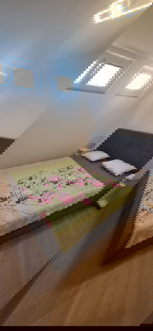 Turanj, visoka pritlična hiša (250 m2) z veliko vrtno površino, 150 metrov do plaže