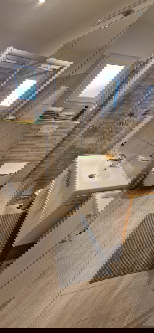 Turanj, visoka pritlična hiša (250 m2) z veliko vrtno površino, 150 metrov do plaže