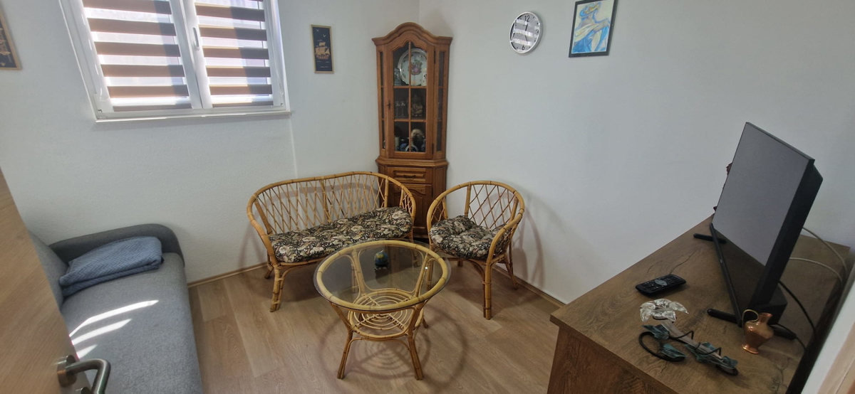 Turanj, visoka pritlična hiša (250 m2) z veliko vrtno površino, 150 metrov do plaže