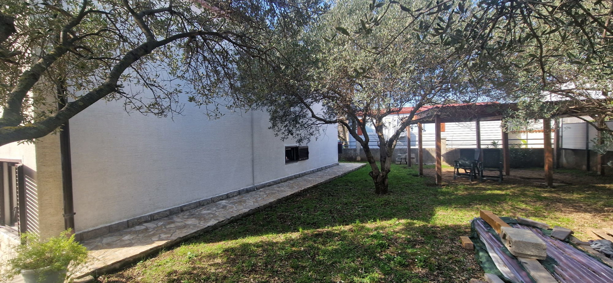 Turanj, visoka pritlična hiša (250 m2) z veliko vrtno površino, 150 metrov do plaže