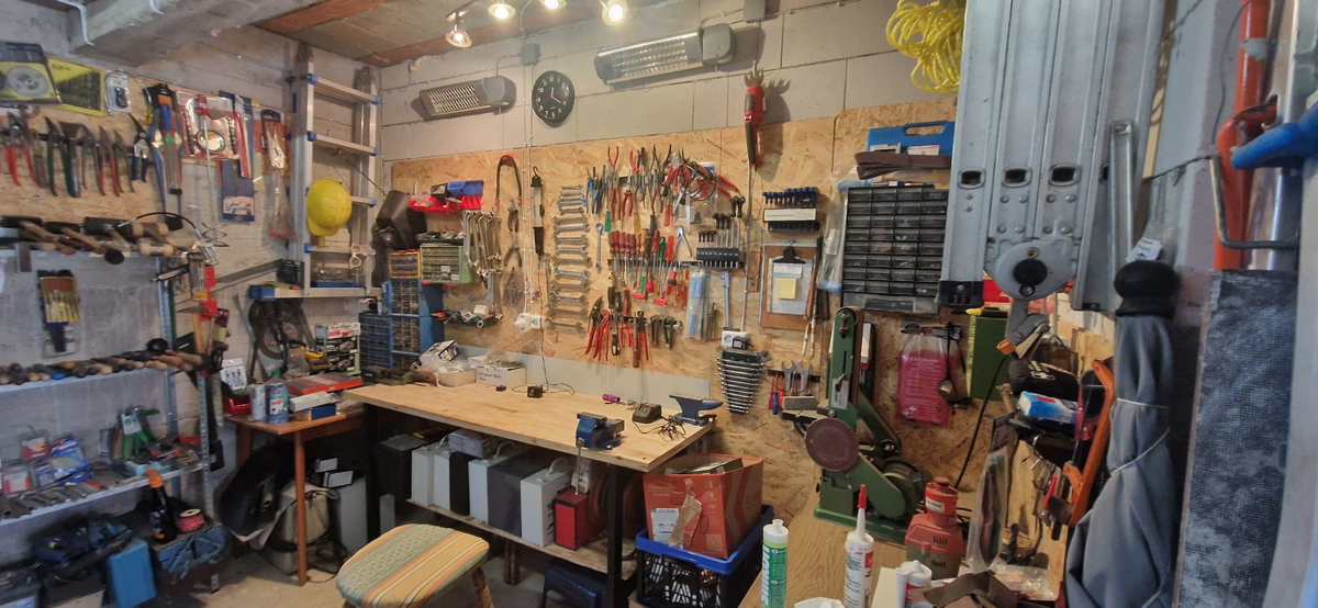 Turanj, visoka pritlična hiša (250 m2) z veliko vrtno površino, 150 metrov do plaže