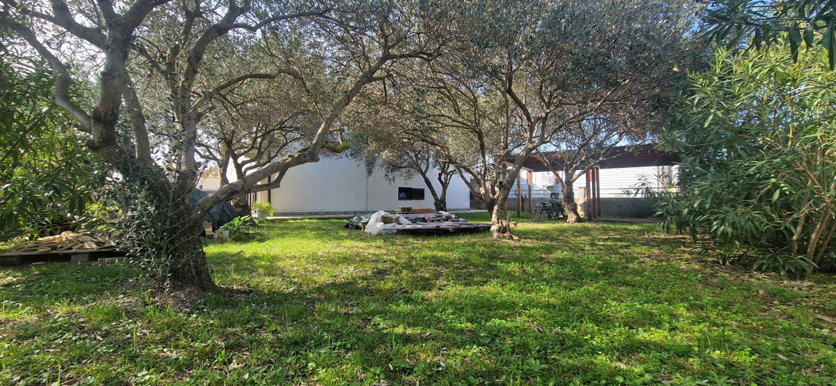 Turanj, visoka pritlična hiša (250 m2) z veliko vrtno površino, 150 metrov do plaže