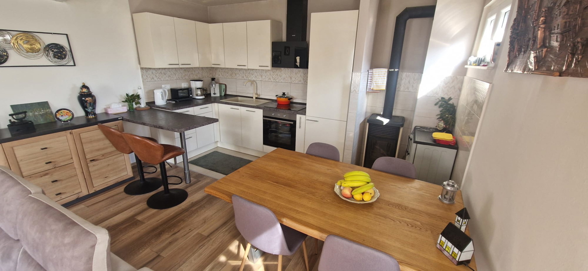 Turanj, visoka pritlična hiša (250 m2) z veliko vrtno površino, 150 metrov do plaže