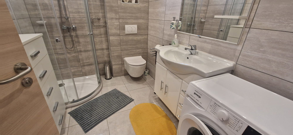 Turanj, visoka pritlična hiša (250 m2) z veliko vrtno površino, 150 metrov do plaže