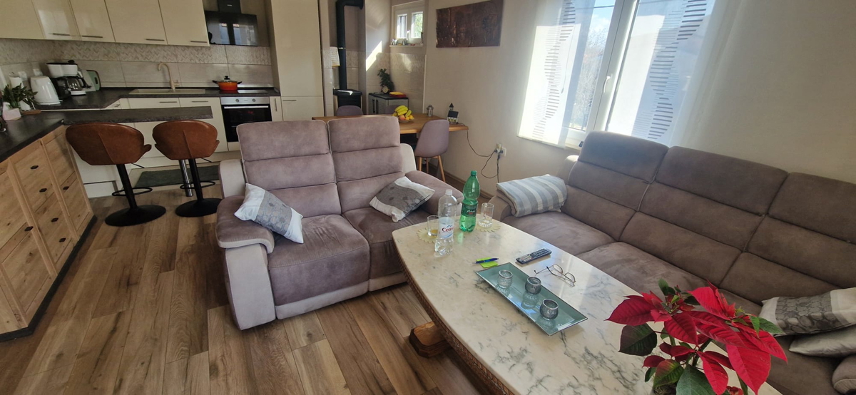 Turanj, visoka pritlična hiša (250 m2) z veliko vrtno površino, 150 metrov do plaže