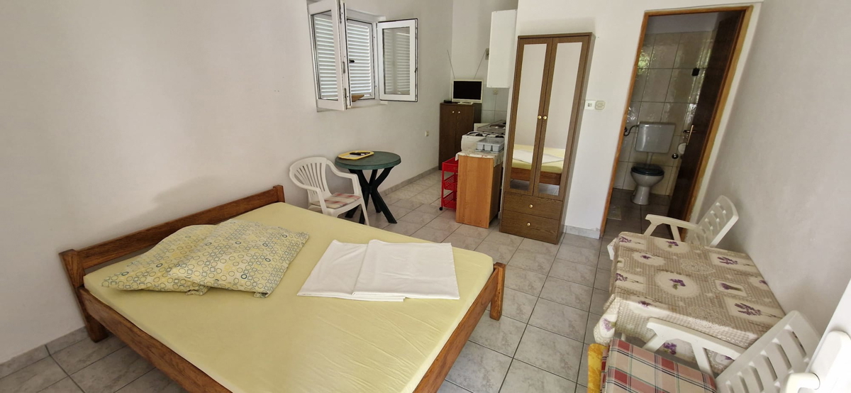 Nin, hiša s 6 stanovanjskimi enotami (396 m2), prostorna!