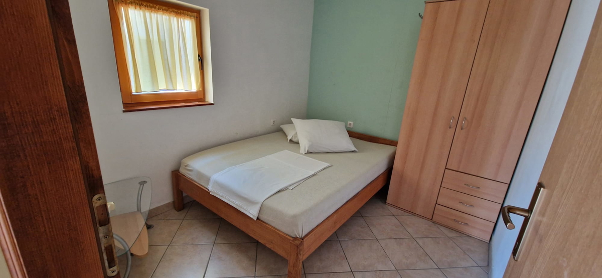 Nin, hiša s 6 stanovanjskimi enotami (396 m2), prostorna!