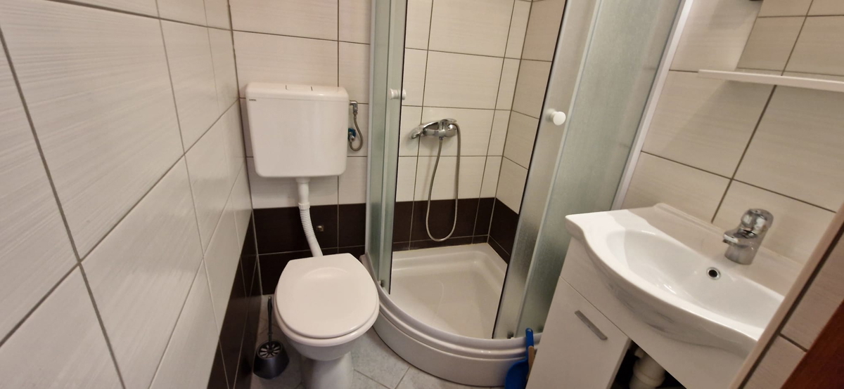 Nin, hiša s 6 stanovanjskimi enotami (396 m2), prostorna!