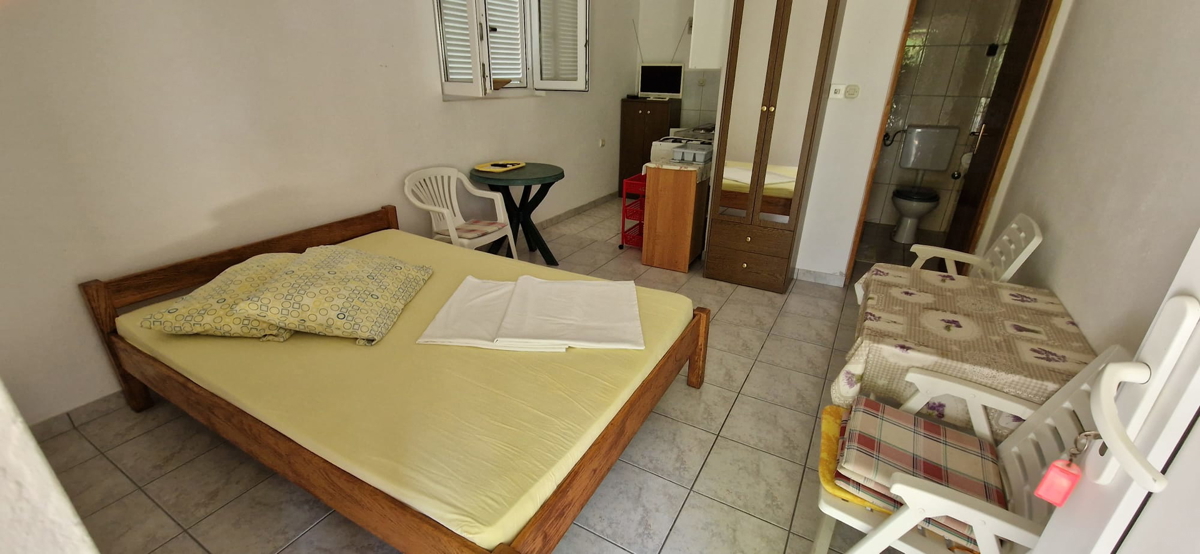 Nin, hiša s 6 stanovanjskimi enotami (396 m2), prostorna!