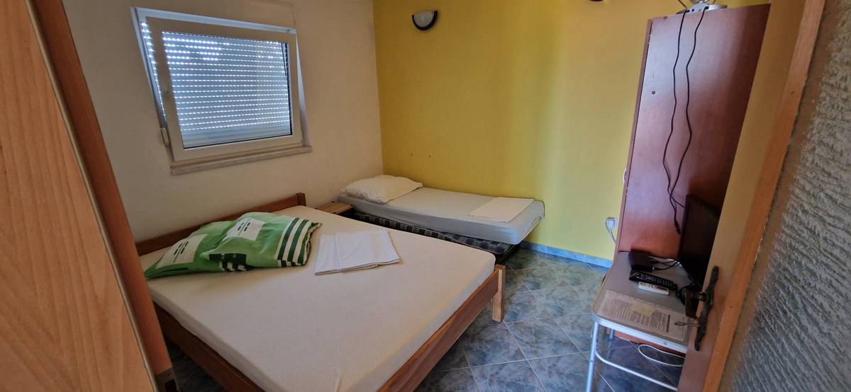 Nin, hiša s 6 stanovanjskimi enotami (396 m2), prostorna!