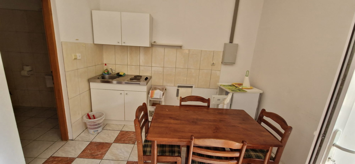 Nin, hiša s 6 stanovanjskimi enotami (396 m2), prostorna!