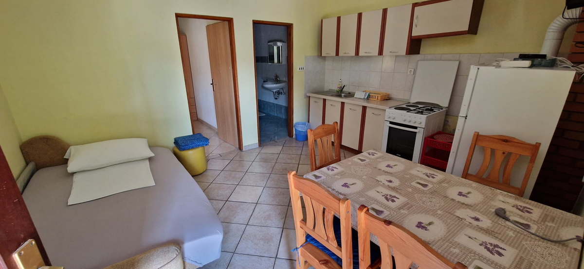 Nin, hiša s 6 stanovanjskimi enotami (396 m2), prostorna!