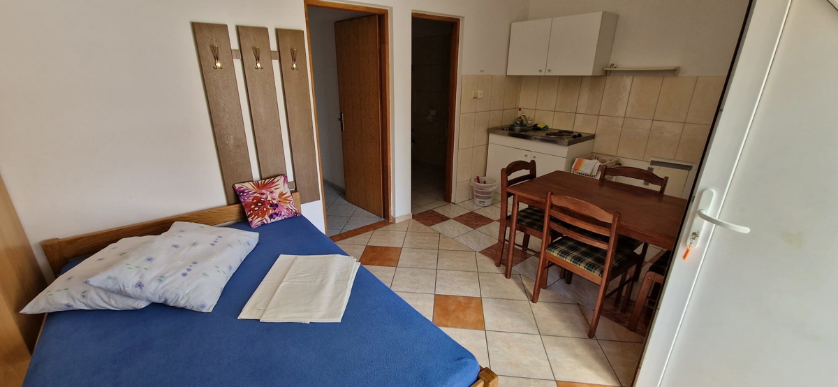 Nin, hiša s 6 stanovanjskimi enotami (396 m2), prostorna!