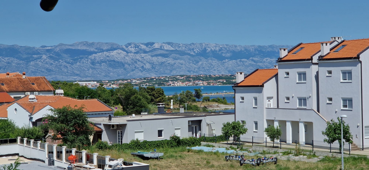 Nin, hiša s 6 stanovanjskimi enotami (396 m2), prostorna!