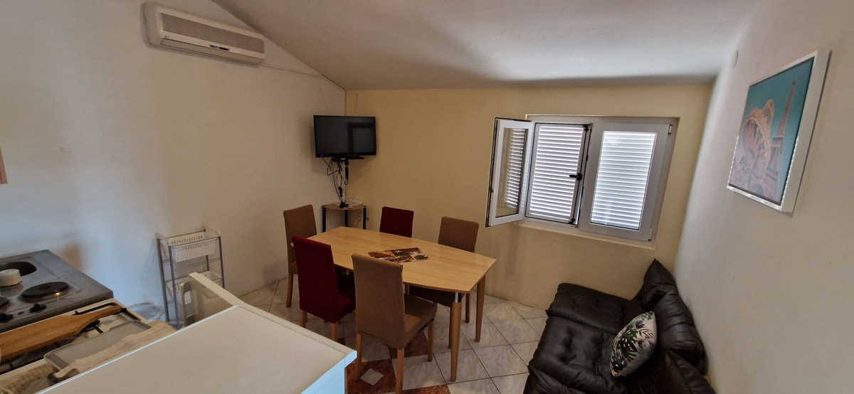 Nin, hiša s 6 stanovanjskimi enotami (396 m2), prostorna!