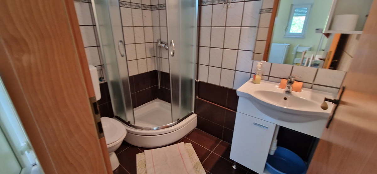 Nin, hiša s 6 stanovanjskimi enotami (396 m2), prostorna!