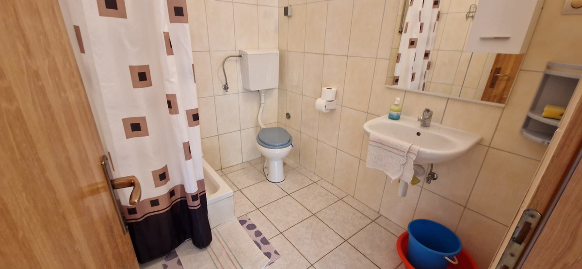 Nin, hiša s 6 stanovanjskimi enotami (396 m2), prostorna!