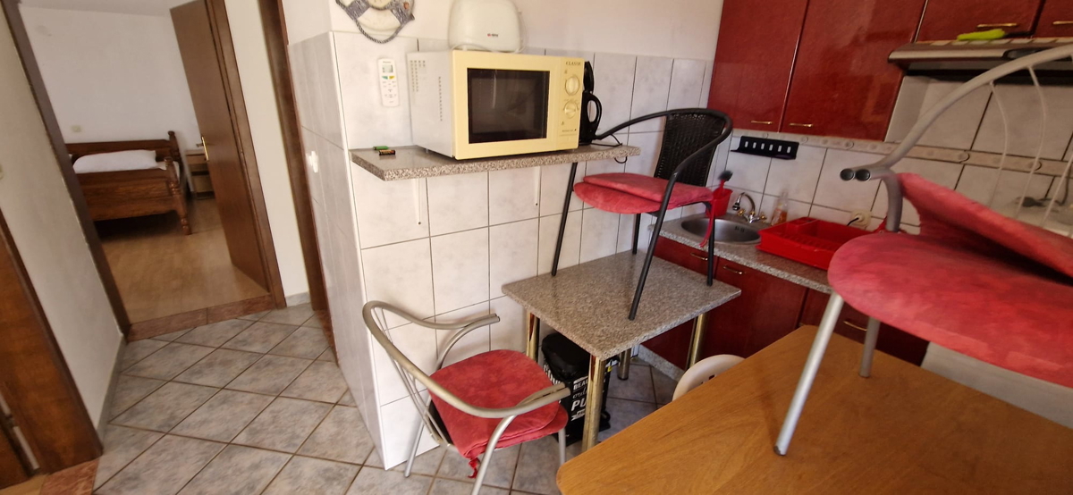 Vir, jug, hiša s tremi stanovanji (207,69 m2) in garažo, 80 metrov od morja