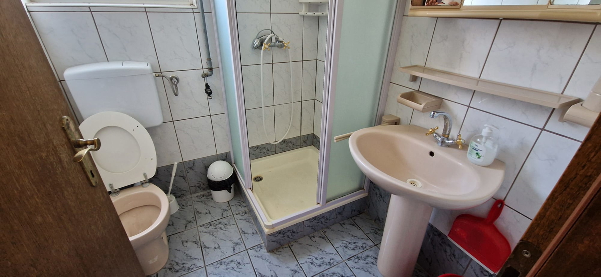 Vir, jug, hiša s tremi stanovanji (207,69 m2) in garažo, 80 metrov od morja