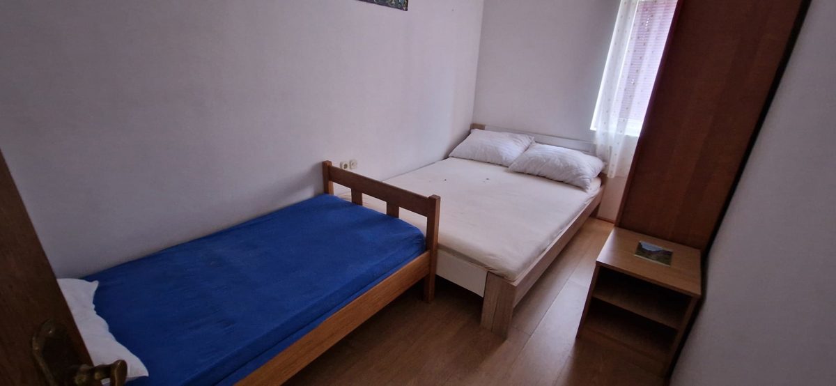 Vir, jug, hiša s tremi stanovanji (207,69 m2) in garažo, 80 metrov od morja