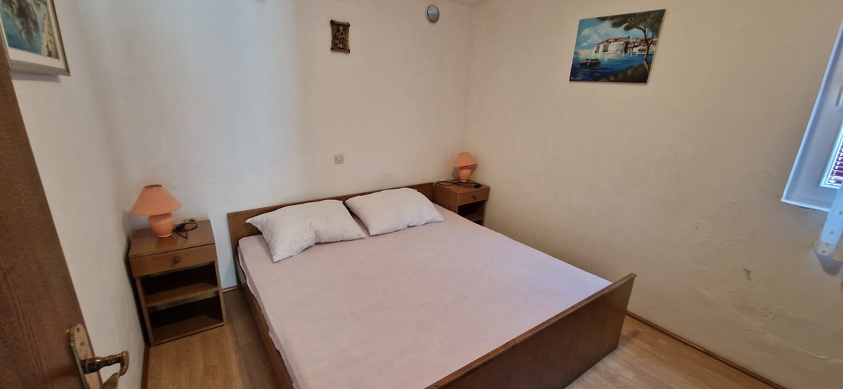 Vir, jug, hiša s tremi stanovanji (207,69 m2) in garažo, 80 metrov od morja