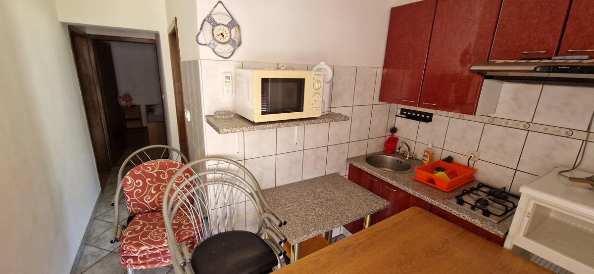 Vir, jug, hiša s tremi stanovanji (207,69 m2) in garažo, 80 metrov od morja