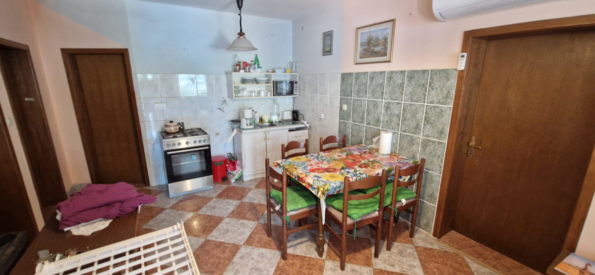 Vir, jug, hiša s tremi stanovanji (207,69 m2) in garažo, 80 metrov od morja