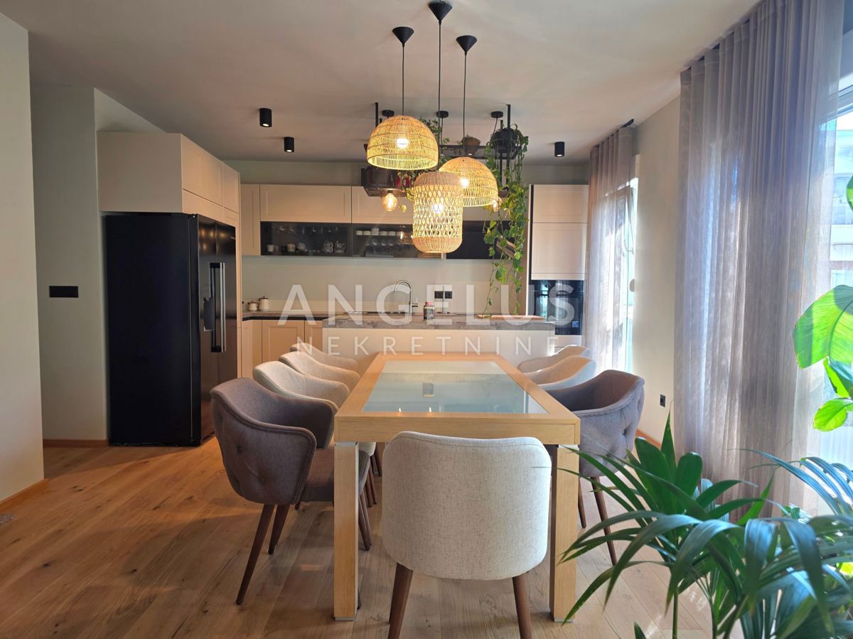 Podstrana - lux stanovanje s strešno teraso, novogradnja