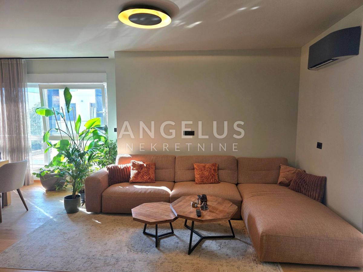 Podstrana - lux stanovanje s strešno teraso, novogradnja