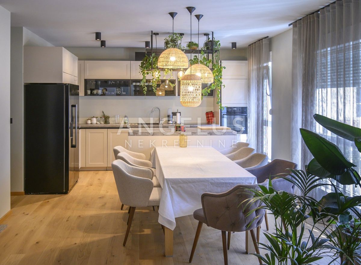 Podstrana - lux stanovanje s strešno teraso, novogradnja