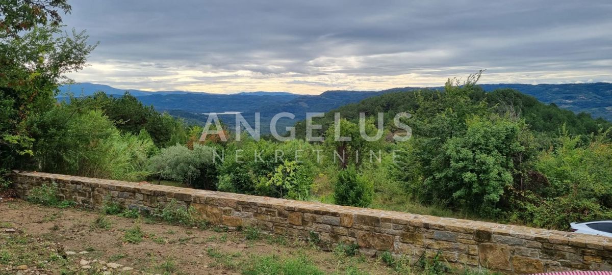 Istra, Motovun - posest z objekti, 620m2