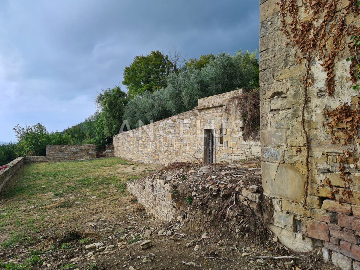 Istra, Motovun - posest z objekti, 620m2
