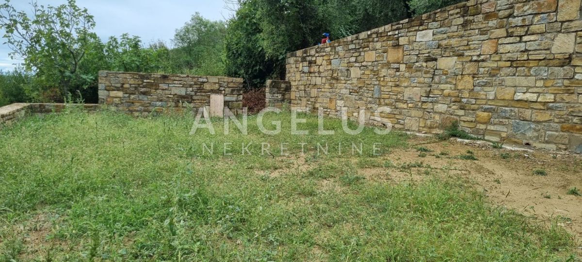 Istra, Motovun - posest z objekti, 620m2