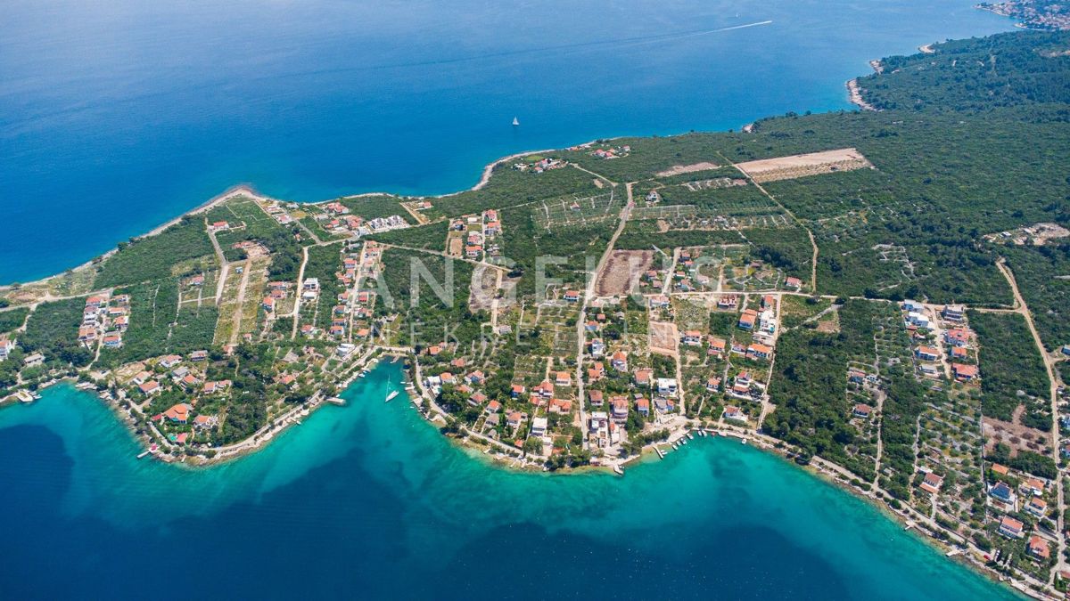 Solta, Nečujam - zazidljivo zemlj. v bližini morja, 1100 m2