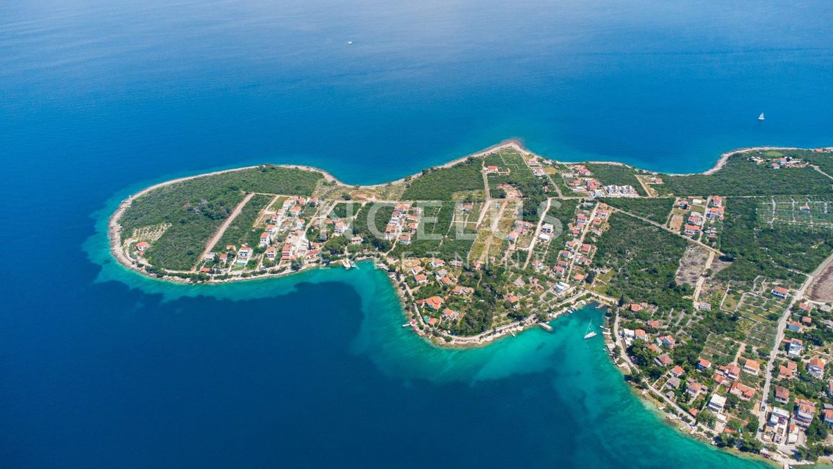 Solta, Nečujam - zazidljivo zemlj. v bližini morja, 1100 m2