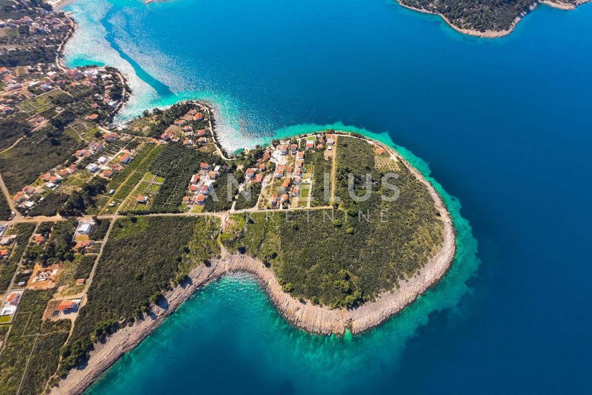 Šolta, Nečujam - zemljišče prva vrsta do morja, PRODAMO