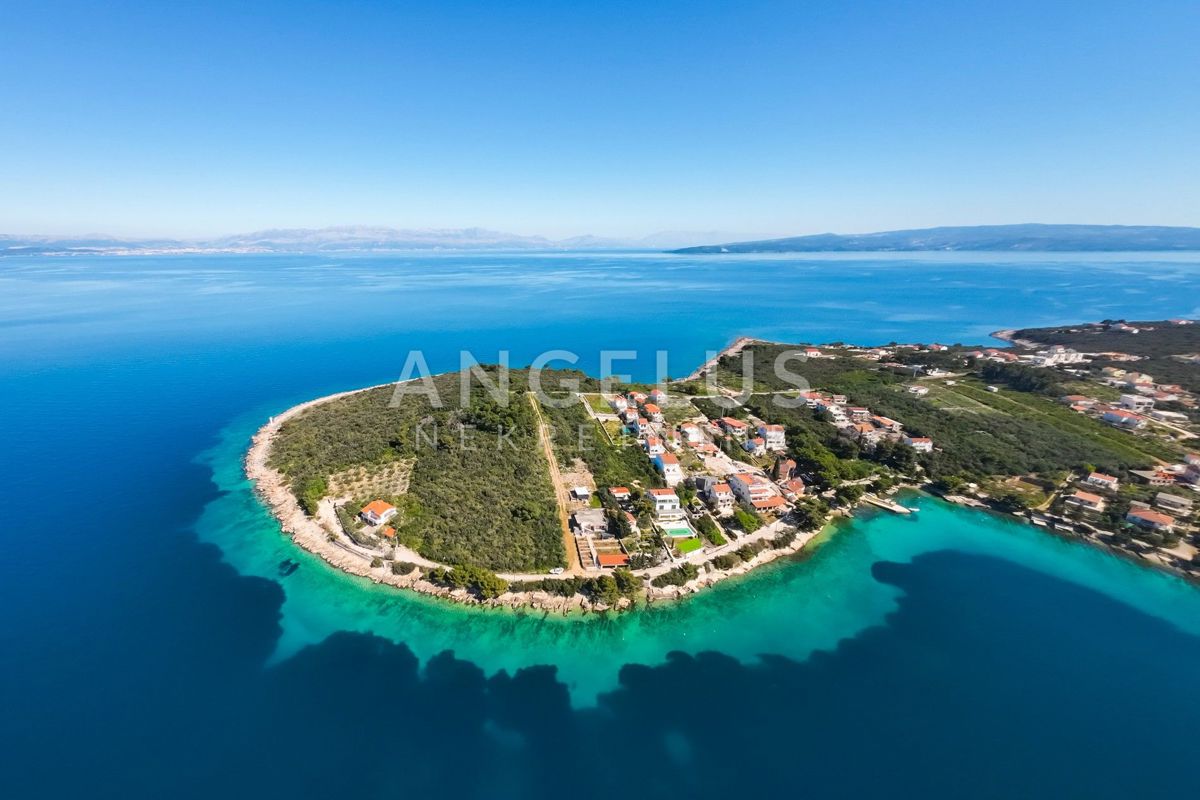 Šolta, Nečujam - zemljišče prva vrsta do morja, PRODAMO