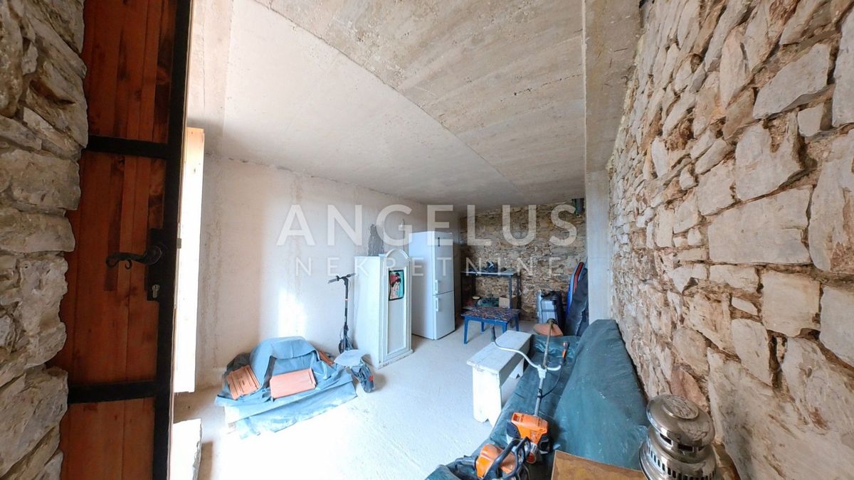 Šolta - prenovljena kamnita hiša s teraso, PRODAJA