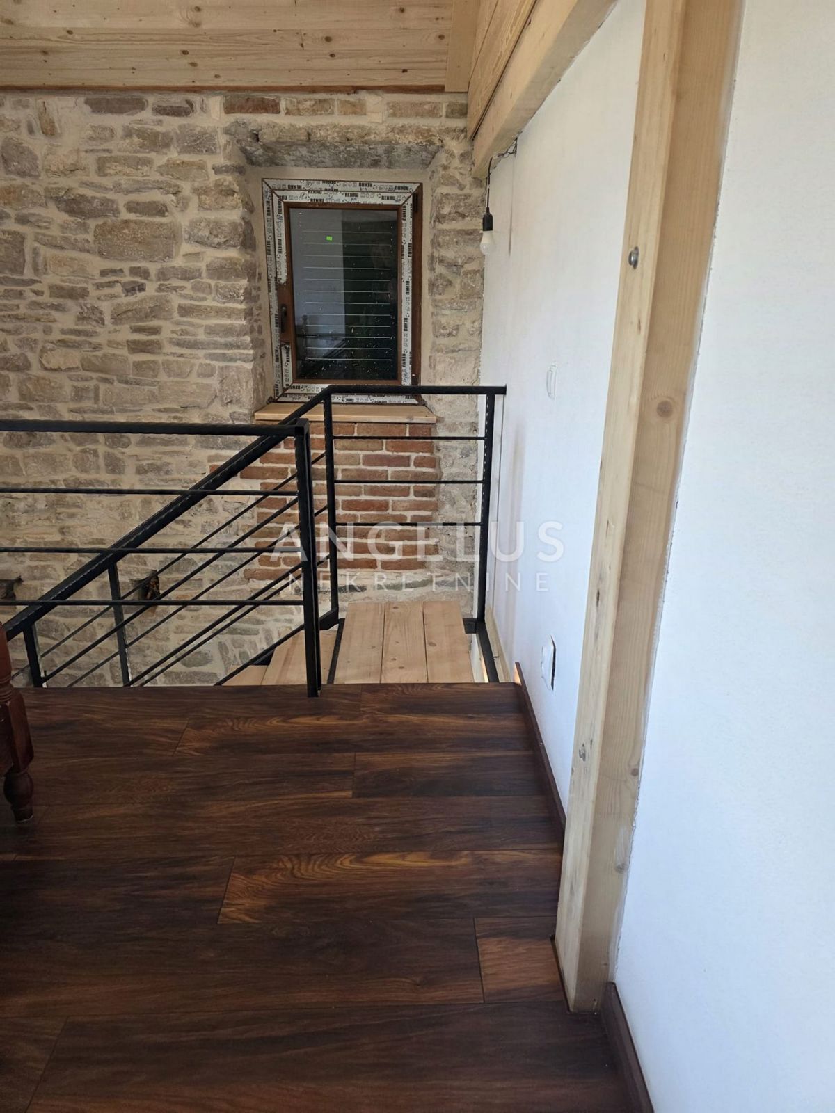 Šolta - prenovljena kamnita hiša s teraso, PRODAJA