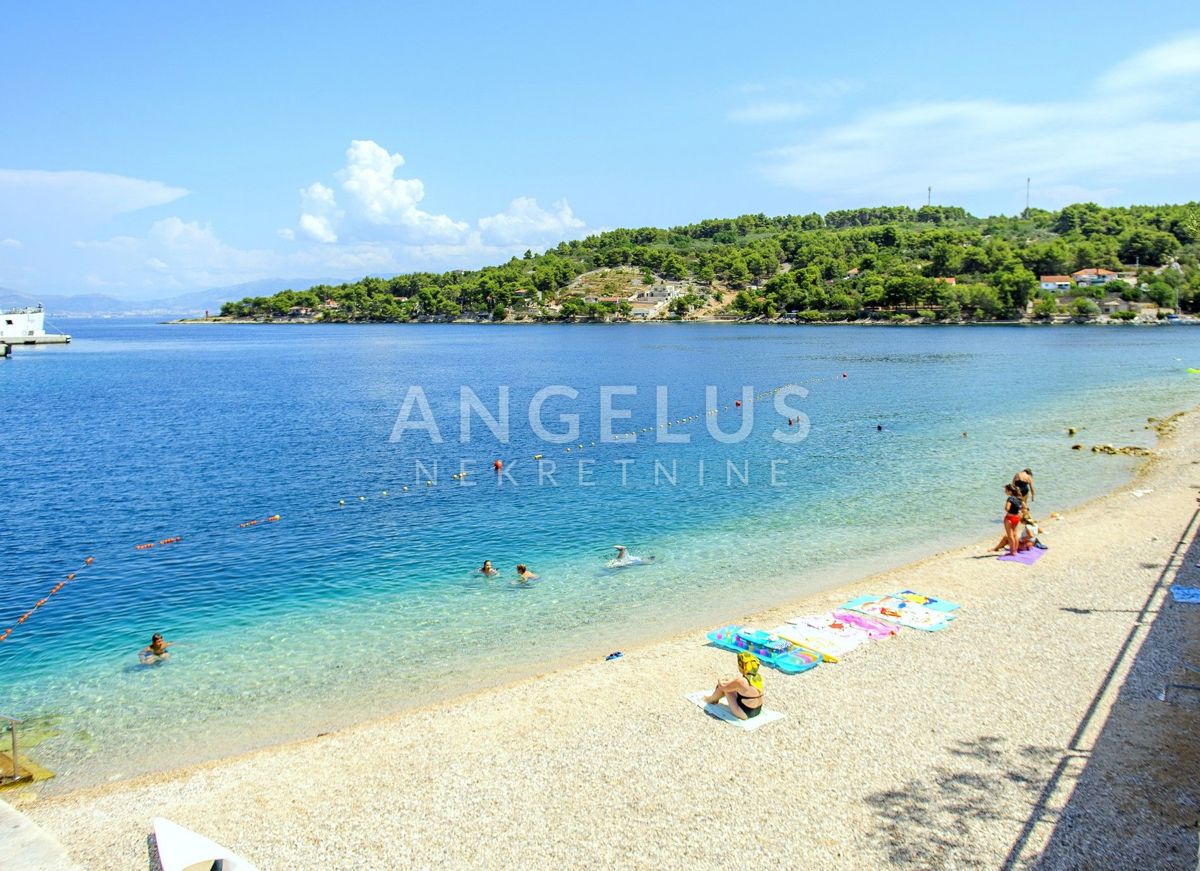 Šolta - prenovljena kamnita hiša s teraso, PRODAJA