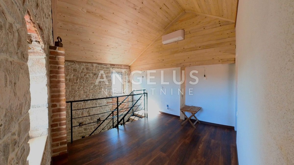 Šolta - prenovljena kamnita hiša s teraso, PRODAJA