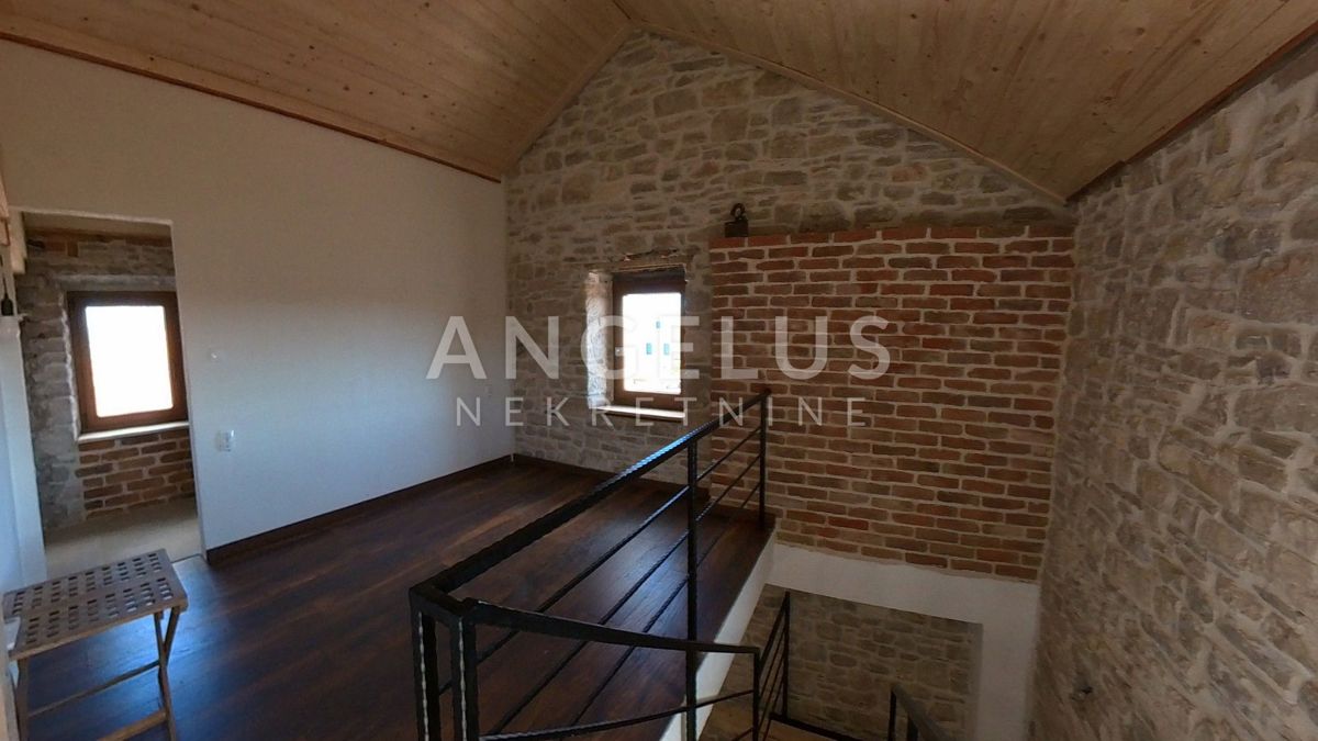 Šolta - prenovljena kamnita hiša s teraso, PRODAJA