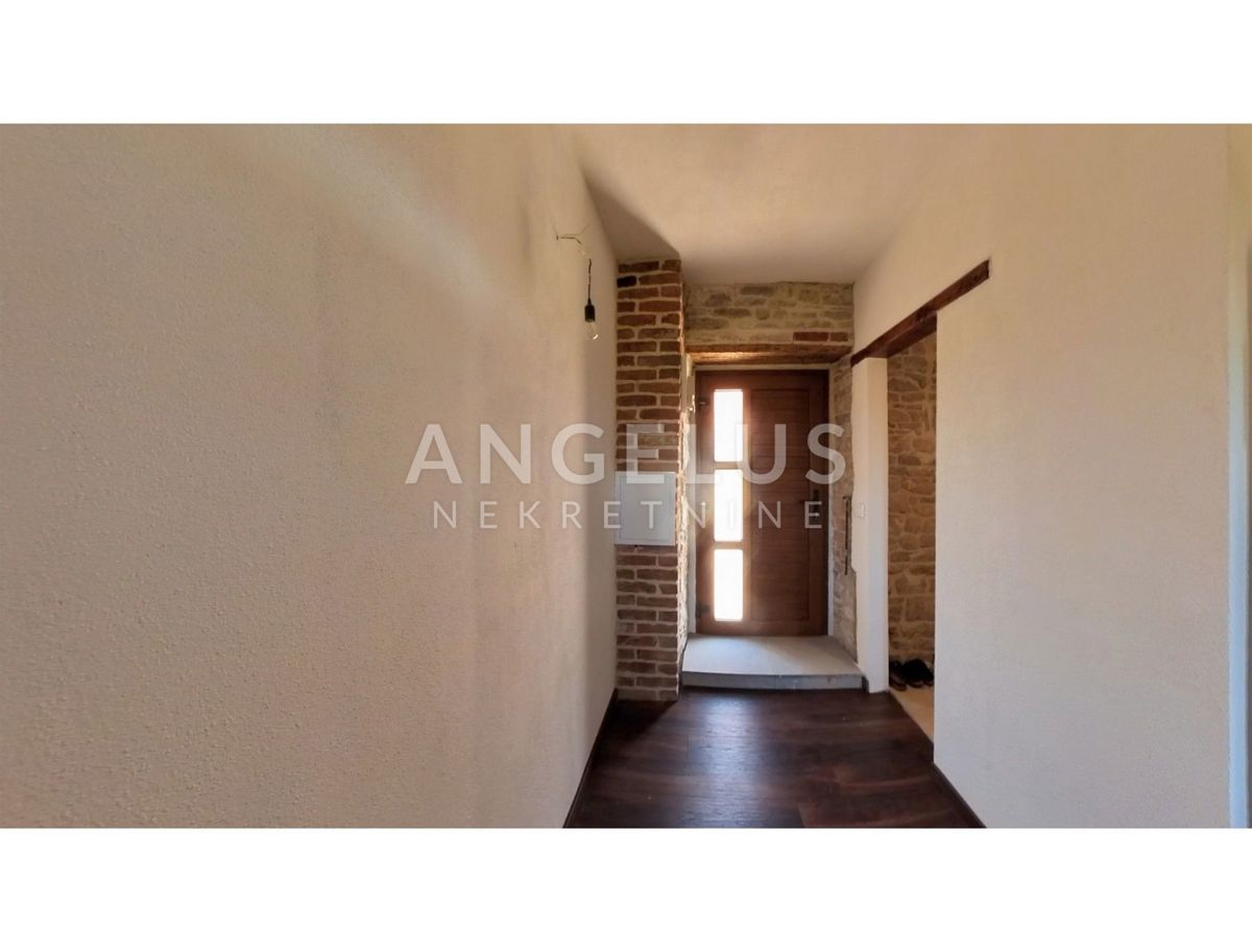 Šolta - prenovljena kamnita hiša s teraso, PRODAJA