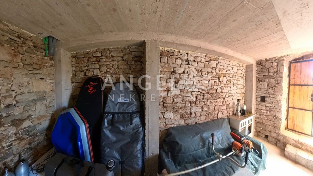 Šolta - prenovljena kamnita hiša s teraso, PRODAJA